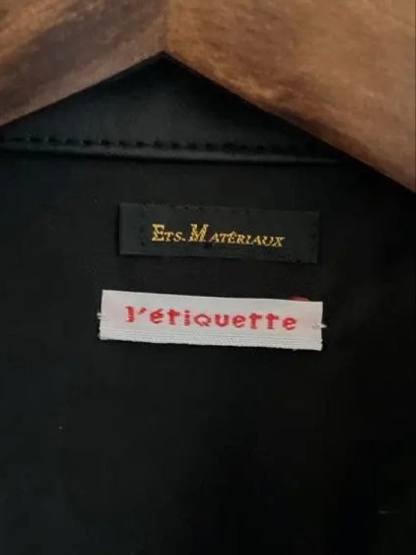 L’etiquette LEATHER CYCLIST JACKET