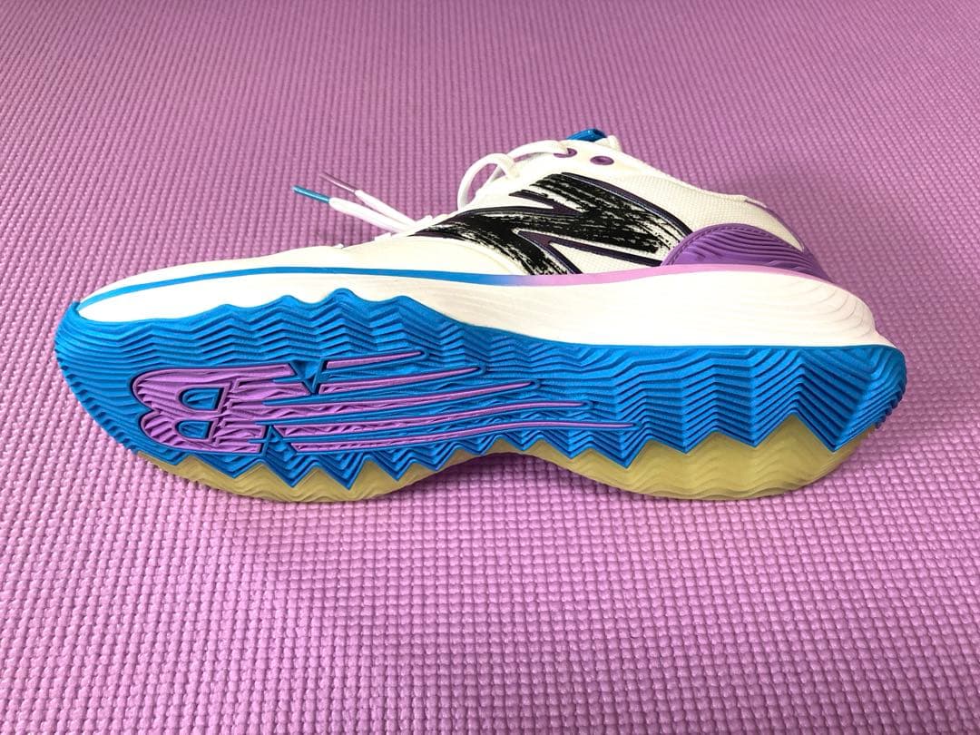 たけ 【美品】New Balance FuelCell HESI LOW