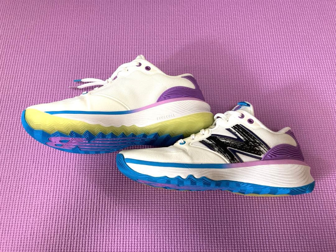 たけ 【美品】New Balance FuelCell HESI LOW