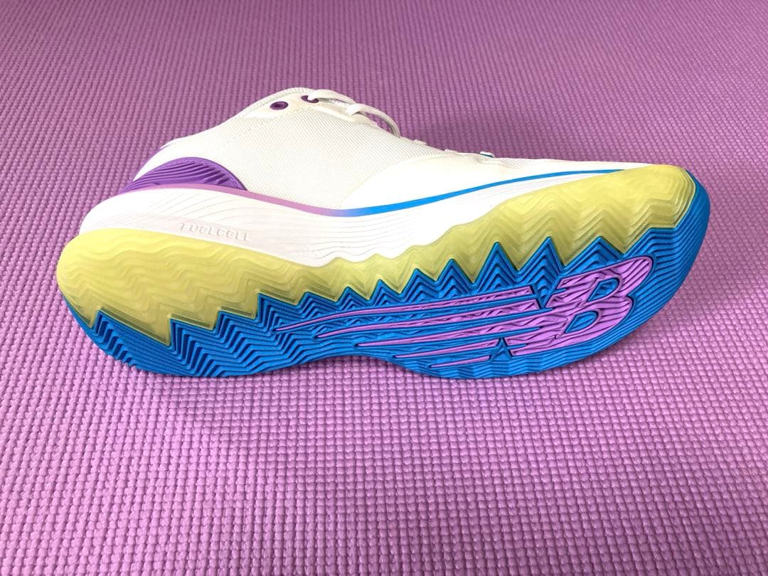 たけ 【美品】New Balance FuelCell HESI LOW