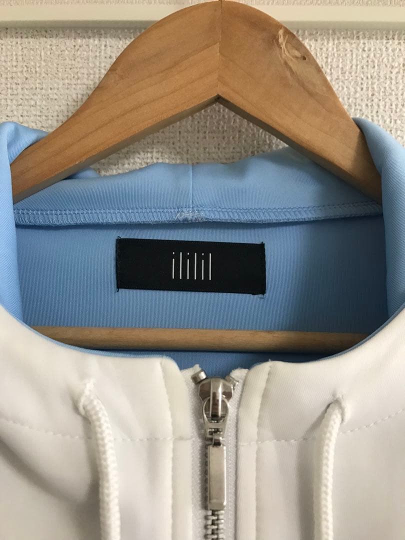ililil イルイルイル　水色と白のジップアップパーカー　天使界隈