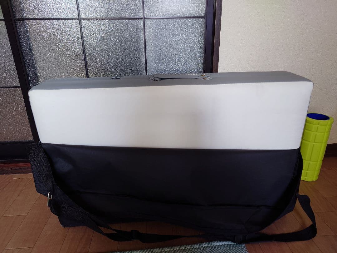 【値下げ】折りたたみマッサージベッド　 キャリーバッグ付き