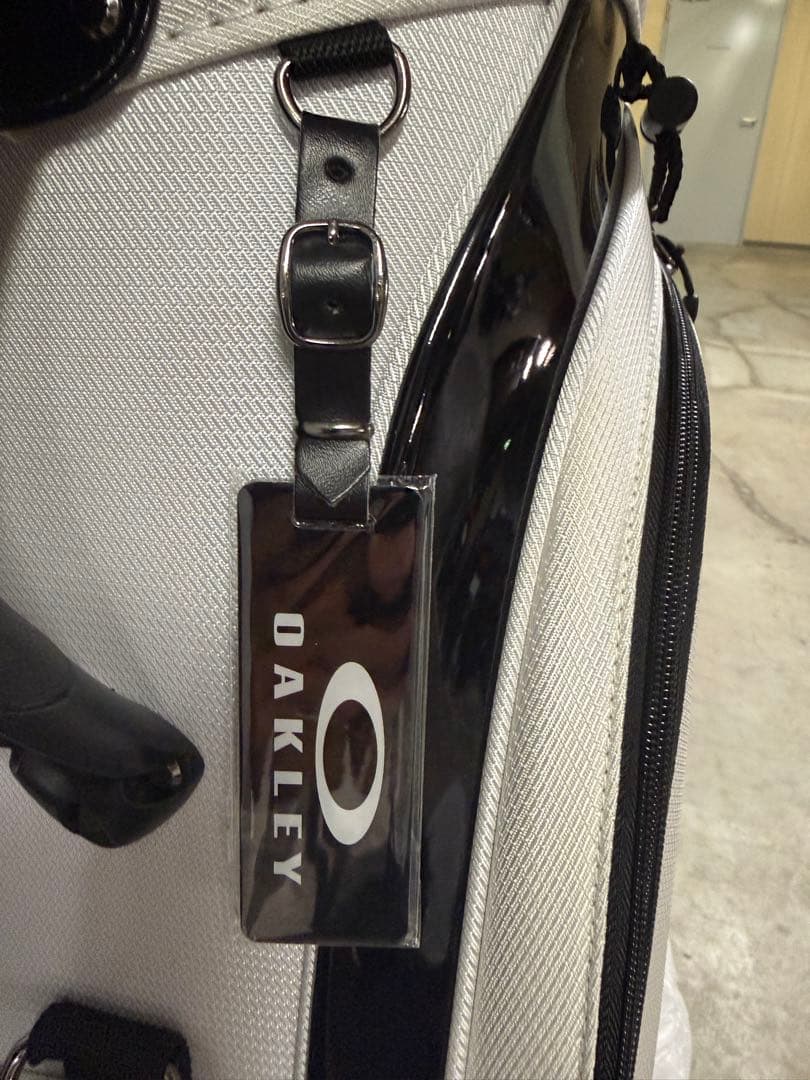 美品　OAKLEY ゴルフバッグ・キャディバッグ ホワイト