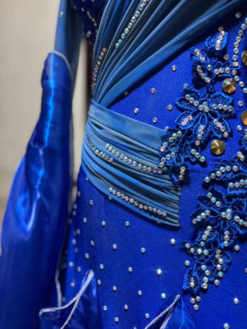 M*中様 綺麗なブルーのモダンドレス、チョーカー付き、難あり