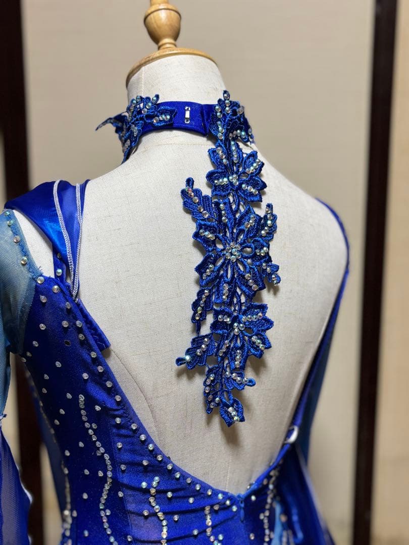 M*中様 綺麗なブルーのモダンドレス、チョーカー付き、難あり