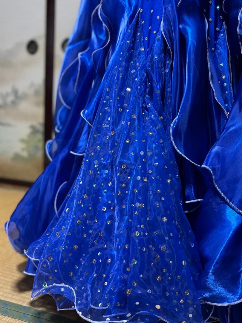 M*中様 綺麗なブルーのモダンドレス、チョーカー付き、難あり