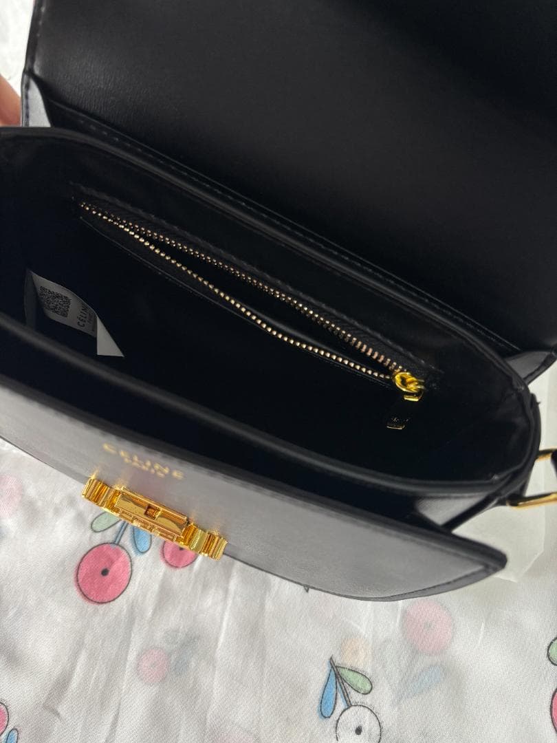 オススメ！ブラック レザー ショルダーバッグ 実用性♬✨