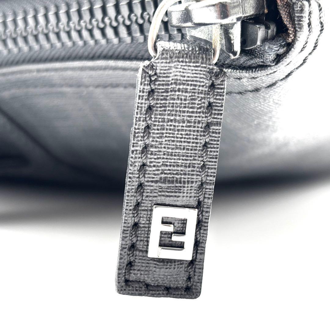 未使用に近い フェンディ トートバッグ ズッカ柄 ファスナー 大容量 ブラック