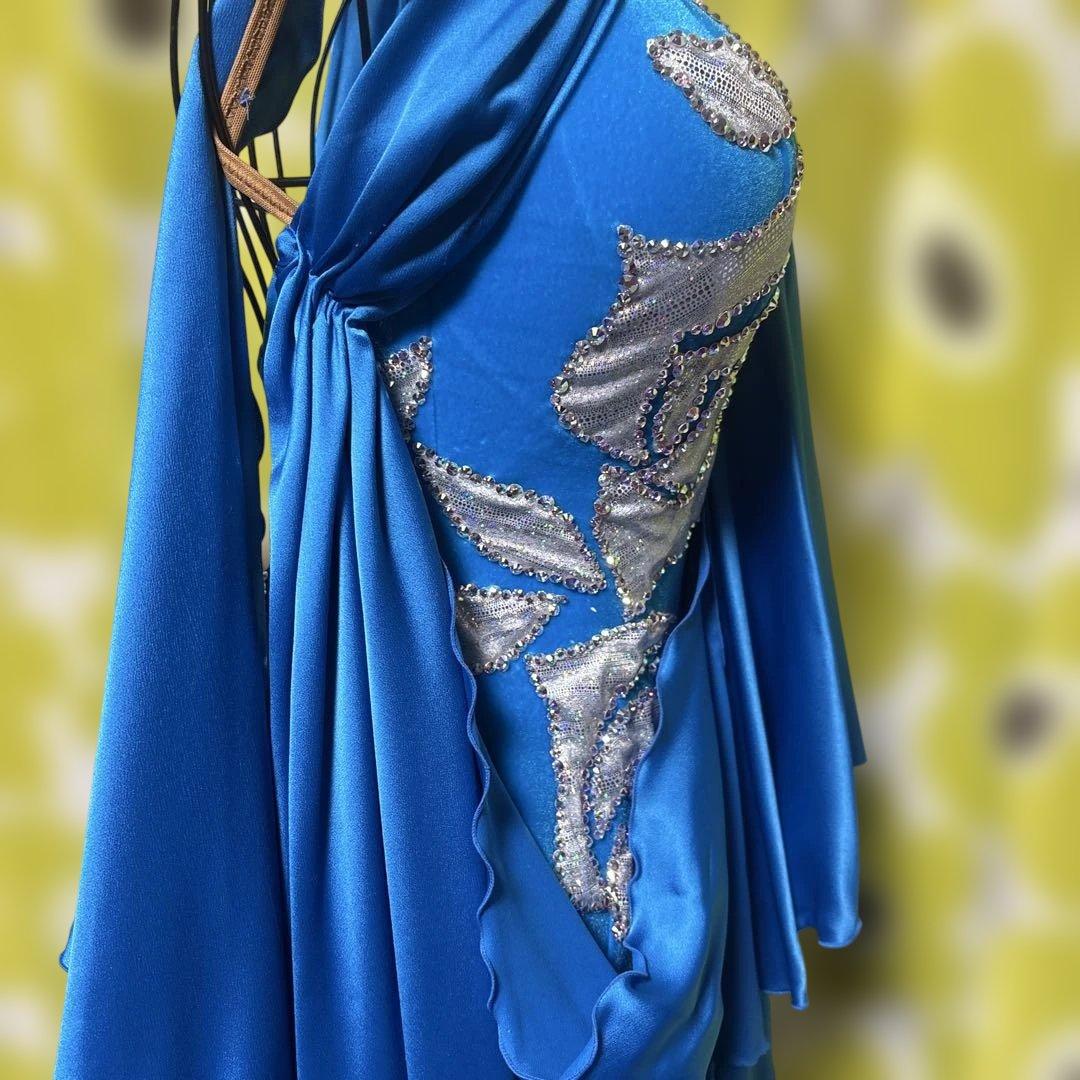 チャコットでオーダーしました。青いサテン製華麗なラインストーンラテンダンス衣装