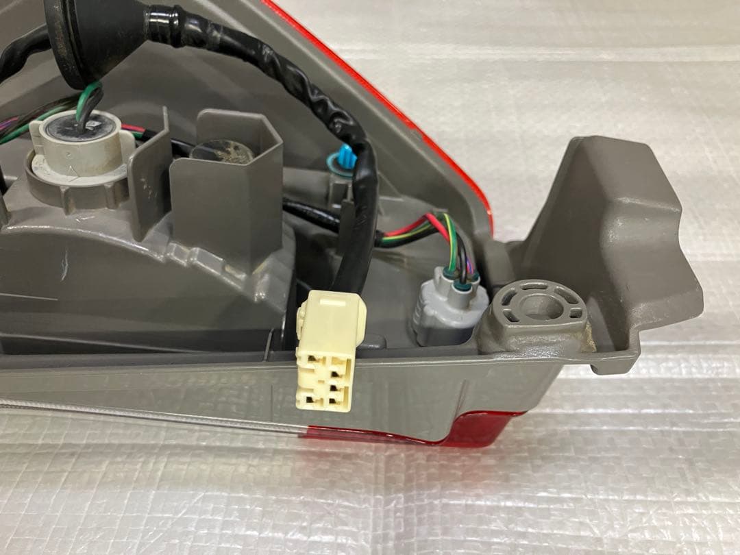 ♦︎ダイハツ★タントLA600S右純正テールランプ★点灯確認済み★良品★