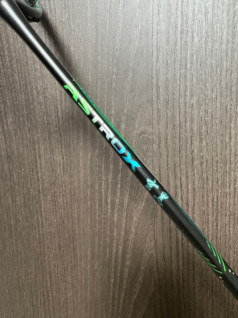 【新品未使用】YONEX ASTROX 玄黒 4UG5