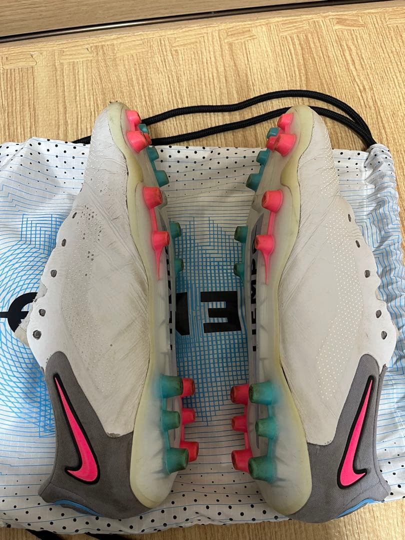 Nike Tiempo サッカーシューズ ホワイト/グレー/ピンク