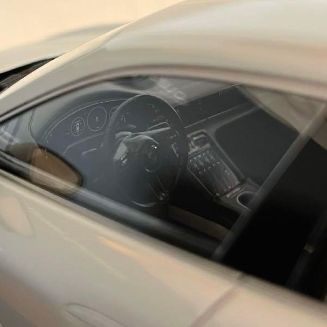 【ミニカー 美品】1/18 ポルシェ タイカン 4S クロス ツーリスモ