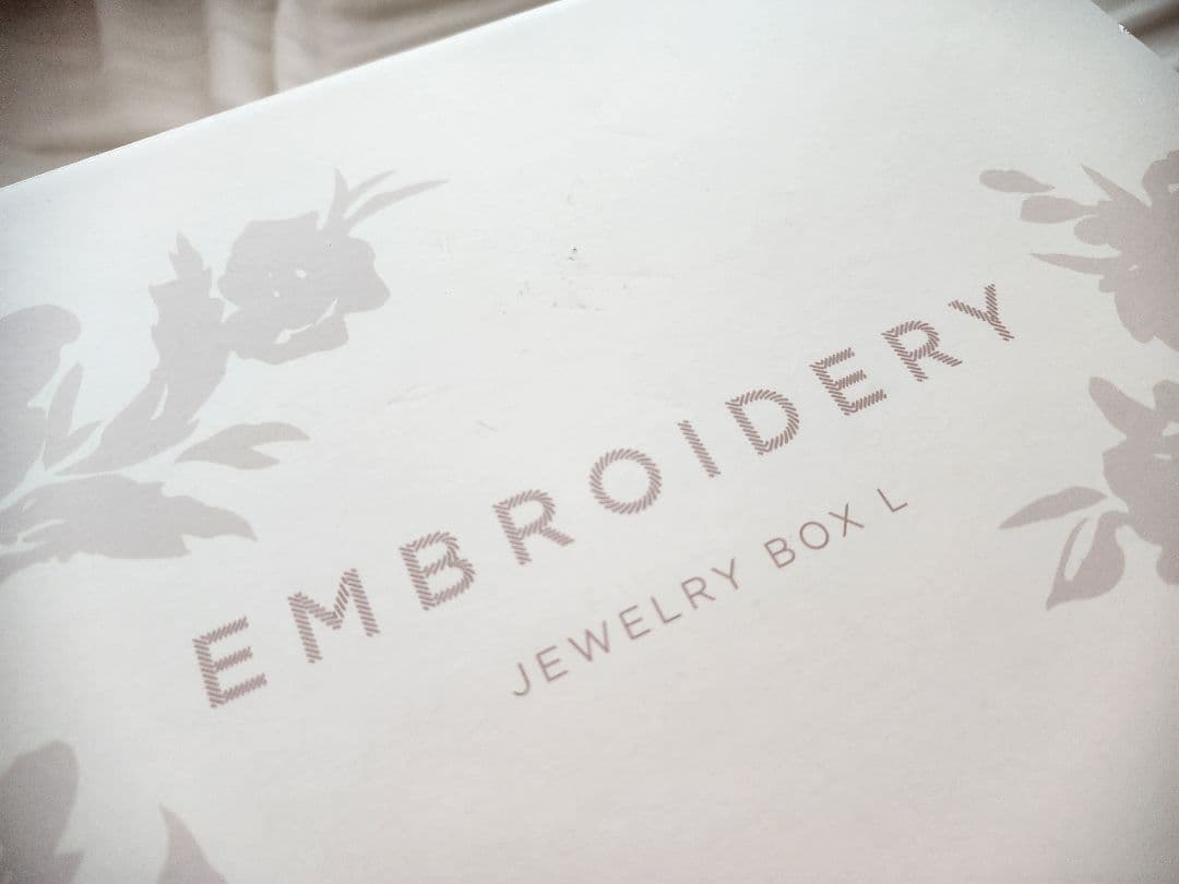【新品未使用】ホワイト花柄刺繍 アクセサリーケース