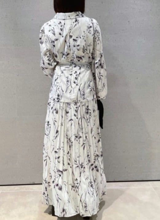 新品タグ付き SNIDELベストディテールプリントワンピース　アイボリー 0