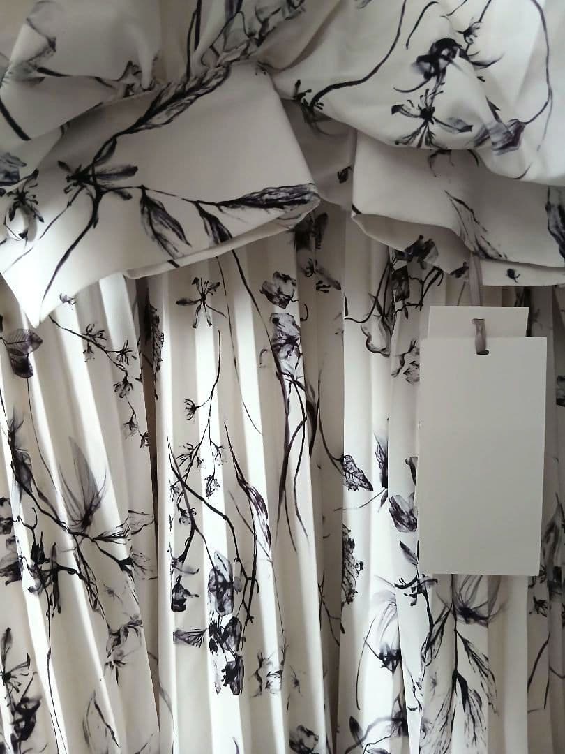 新品タグ付き SNIDELベストディテールプリントワンピース　アイボリー 0