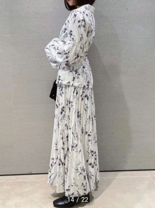 新品タグ付き SNIDELベストディテールプリントワンピース　アイボリー 0