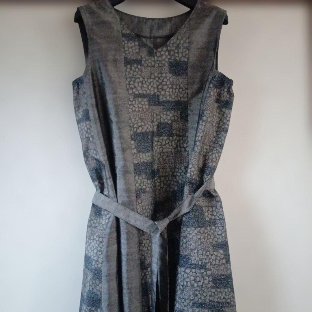 着物リメイク483大島紬からワンピース▶プラチナダークグレー、花柄パッチワーク