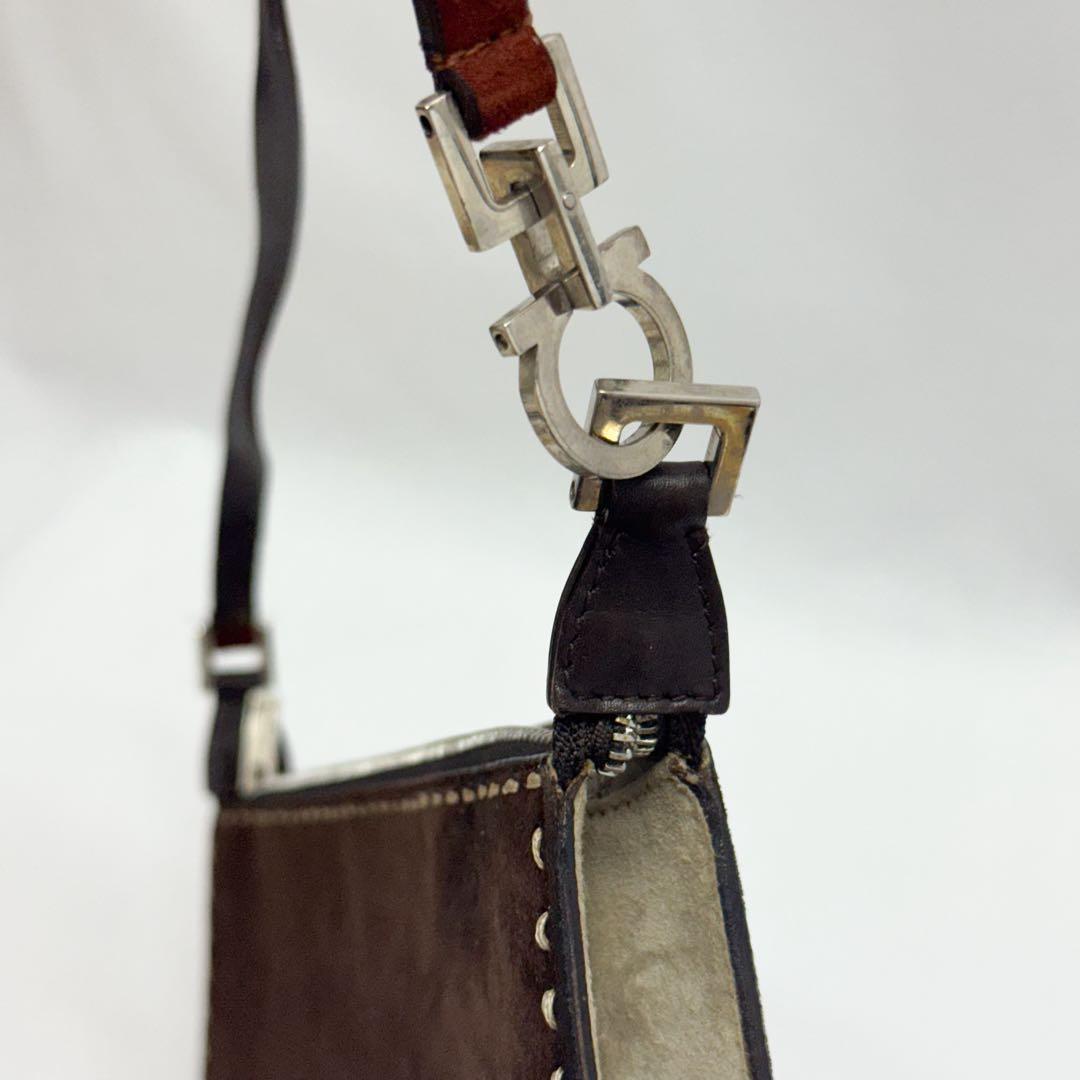 フェラガモ　スェード皮　ミニショルダー