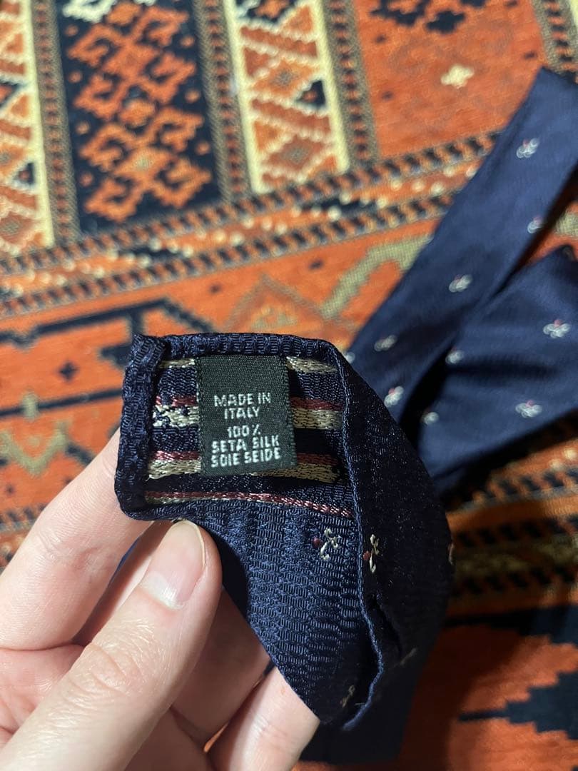 アットヴァンヌッチ　ネクタイ