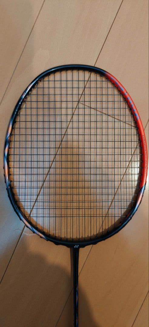 アストロクス77プロ　4u6 バドミントンラケット 黒/赤