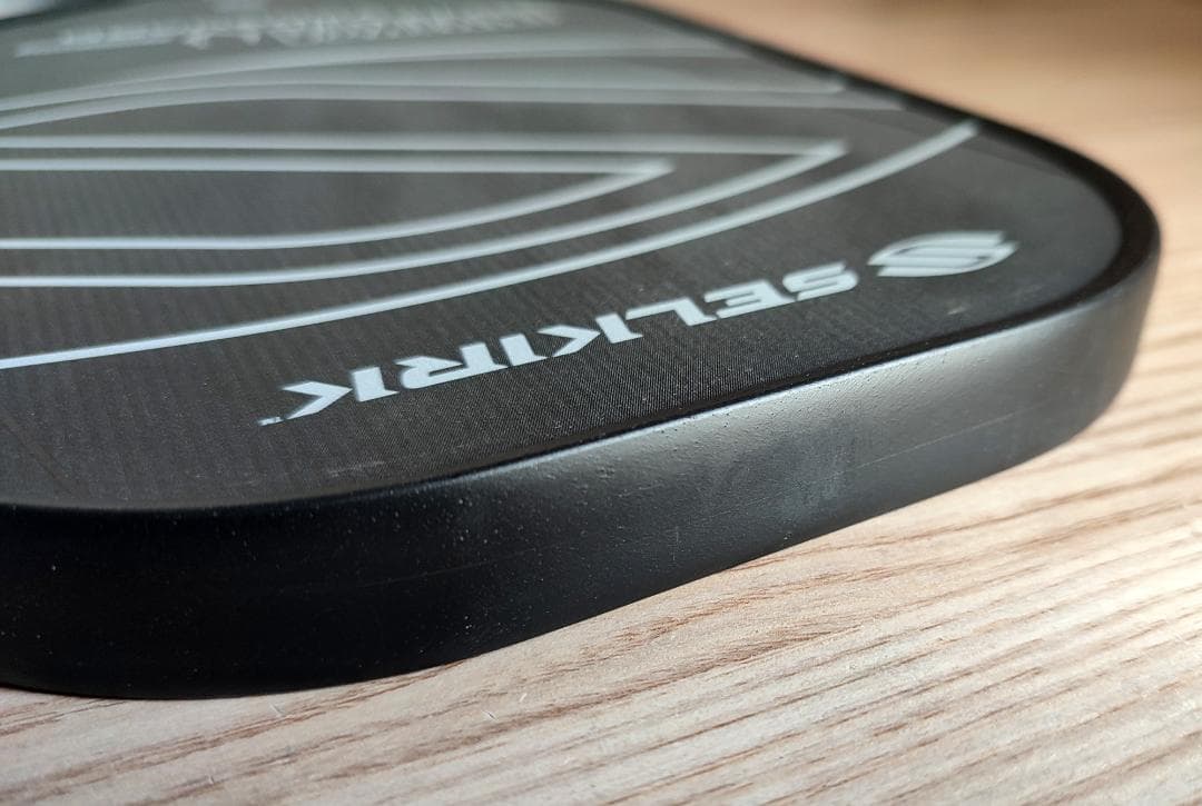 ピックルボールパドル Selkirk Vanguard Invikta 黒い