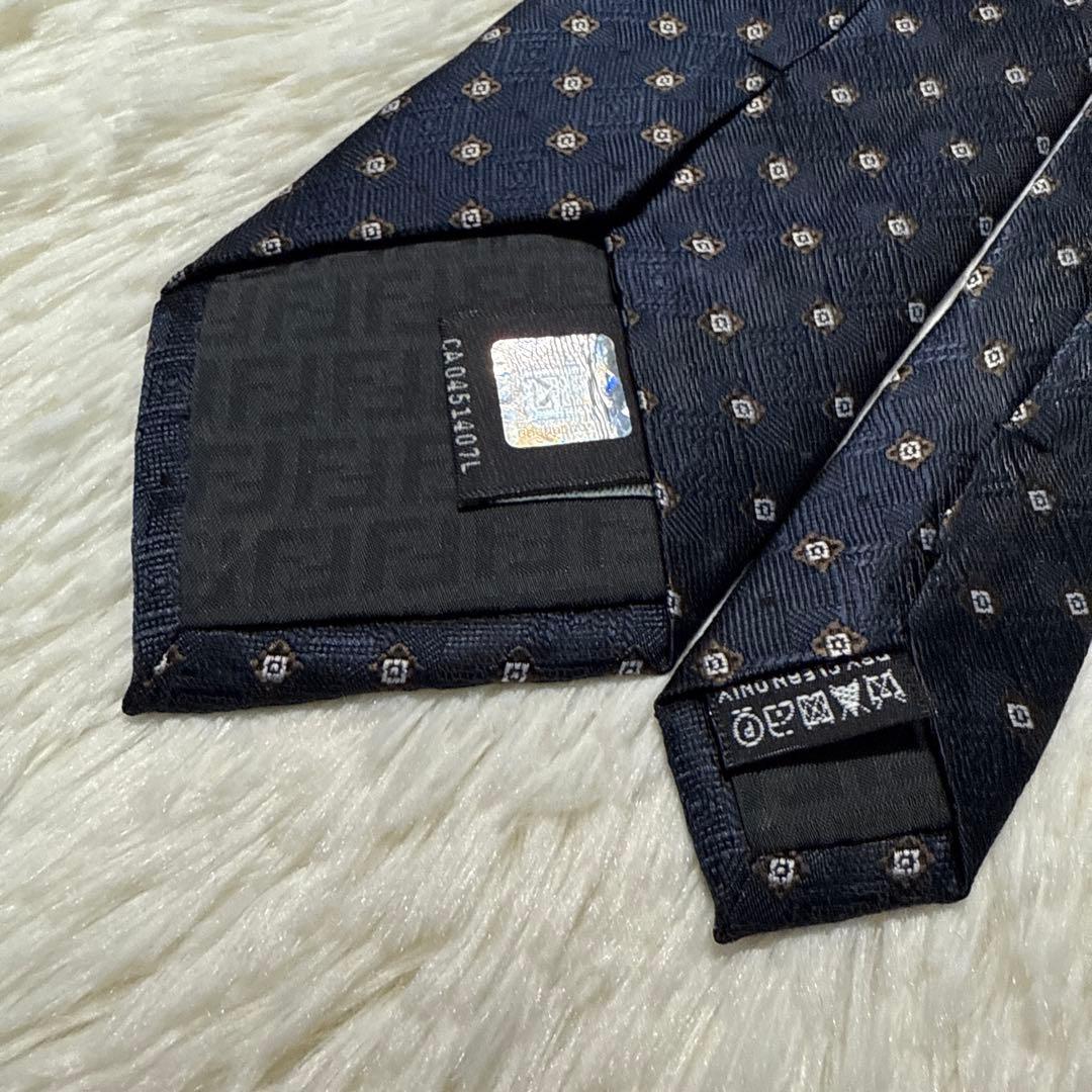 【未使用級】FENDI ブランドネクタイ　シルク　フェンディ　ズッカ柄