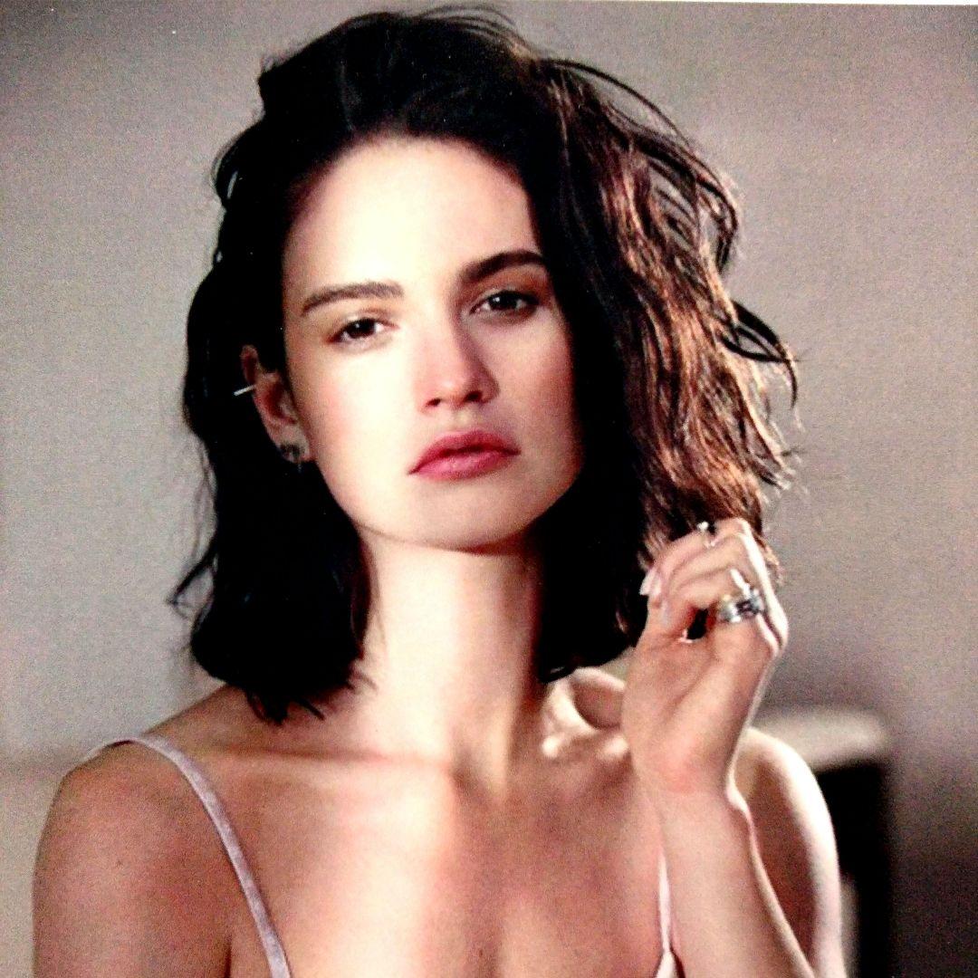 セール中…リリー・ジェイムス直筆サイン入り2Lサイズ写真…ダウントンアビー…