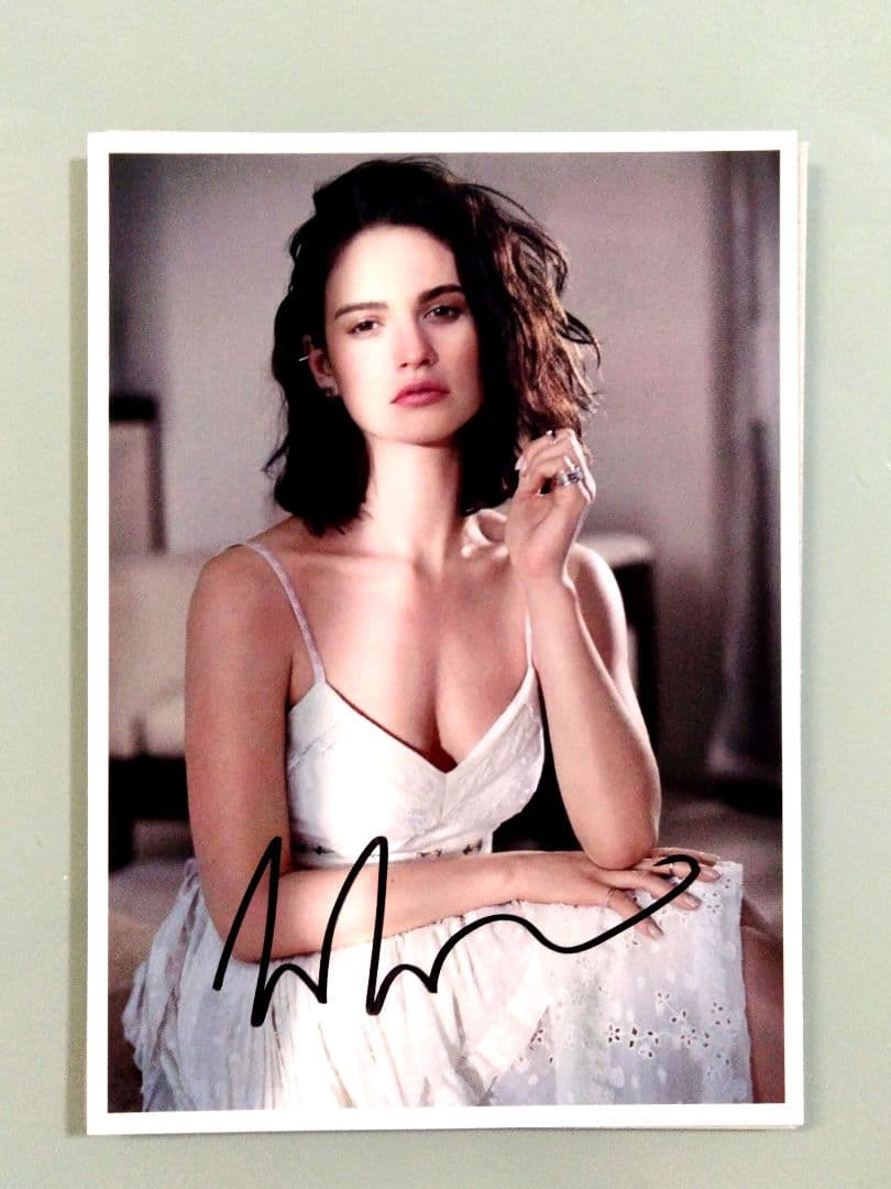 セール中…リリー・ジェイムス直筆サイン入り2Lサイズ写真…ダウントンアビー…