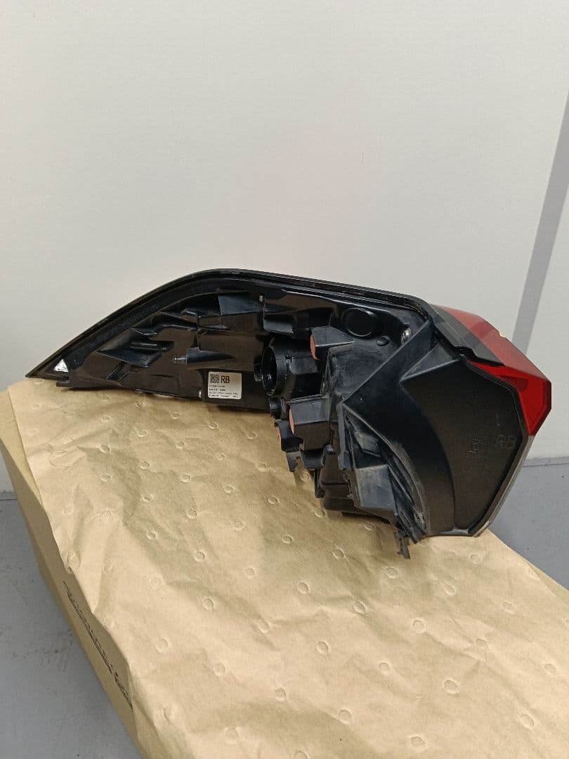 トヨタ RAV4 右テールライトLED 外側