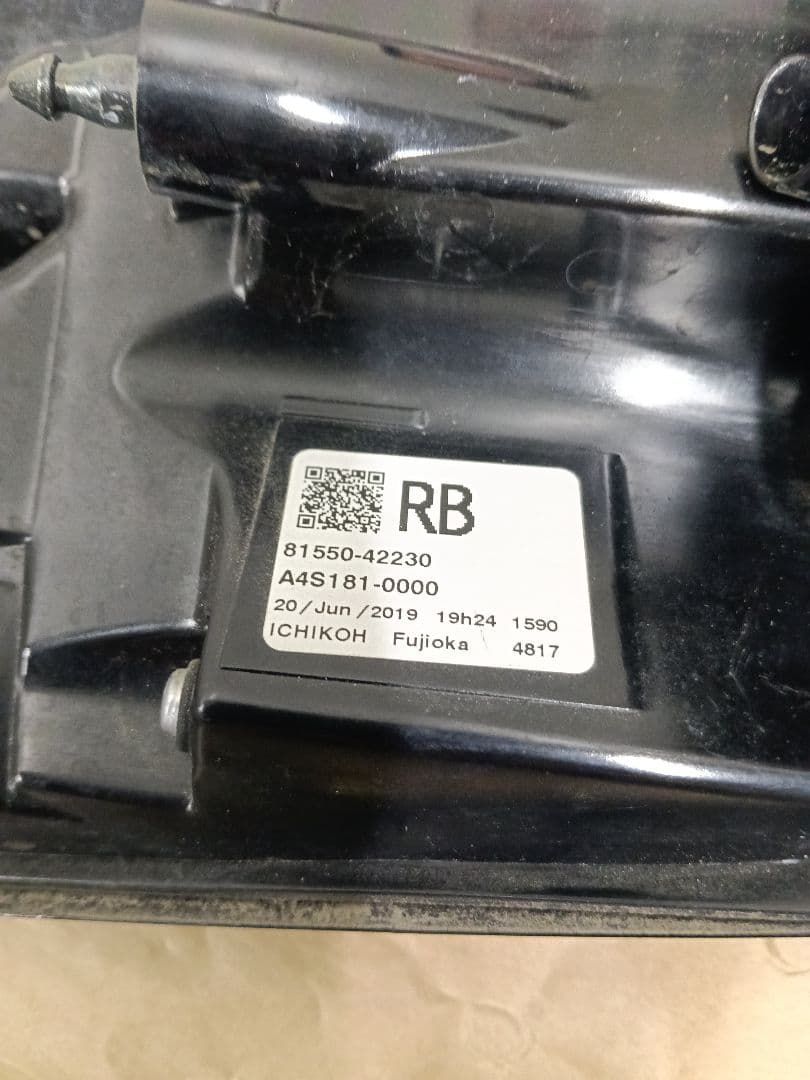 トヨタ RAV4 右テールライトLED 外側