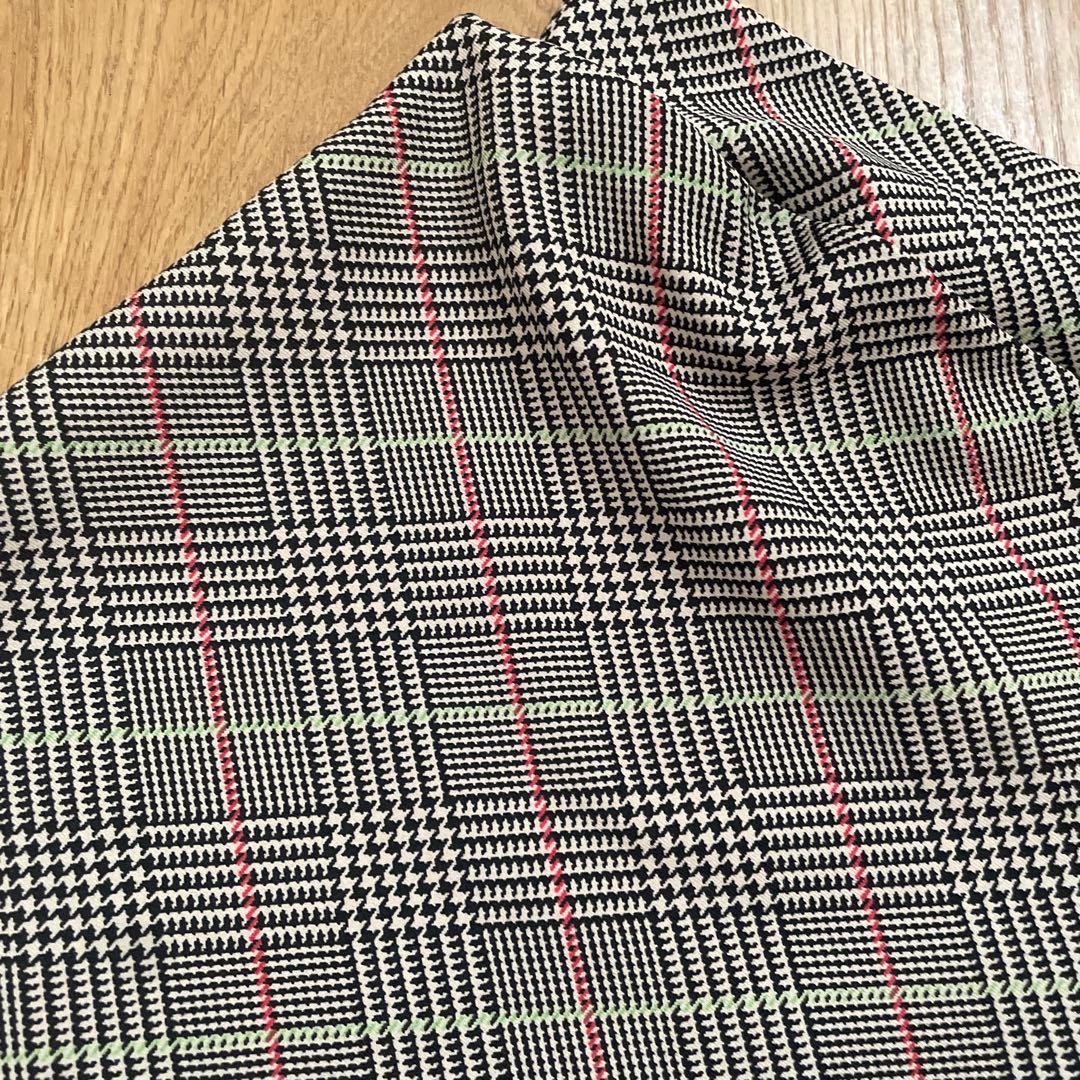 オフショルダー ブラックトップス チェック柄ショートパンツ