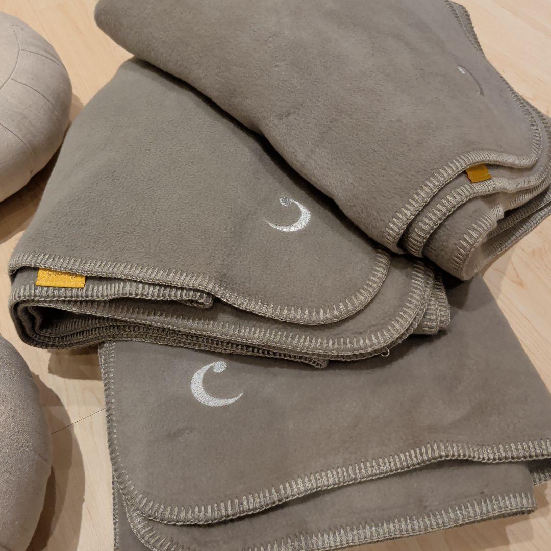 瞑想ヨガグッズ　ブランケット1枚とクッション１つ