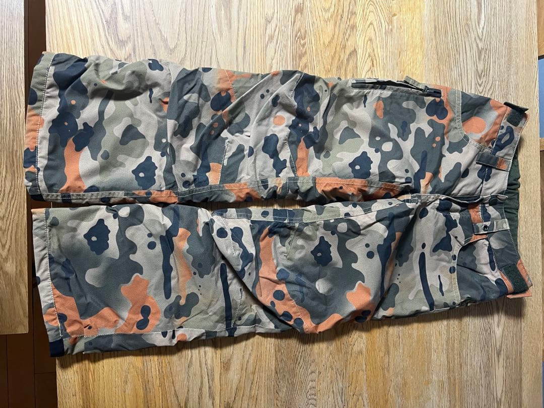 【超美品】BURTON 子ども用 ジャケットと迷彩パンツセット　Ｓ