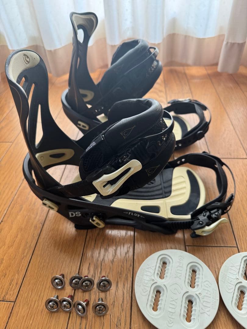 FLUX DS スノーボードビンディング ブラック/アイボリー