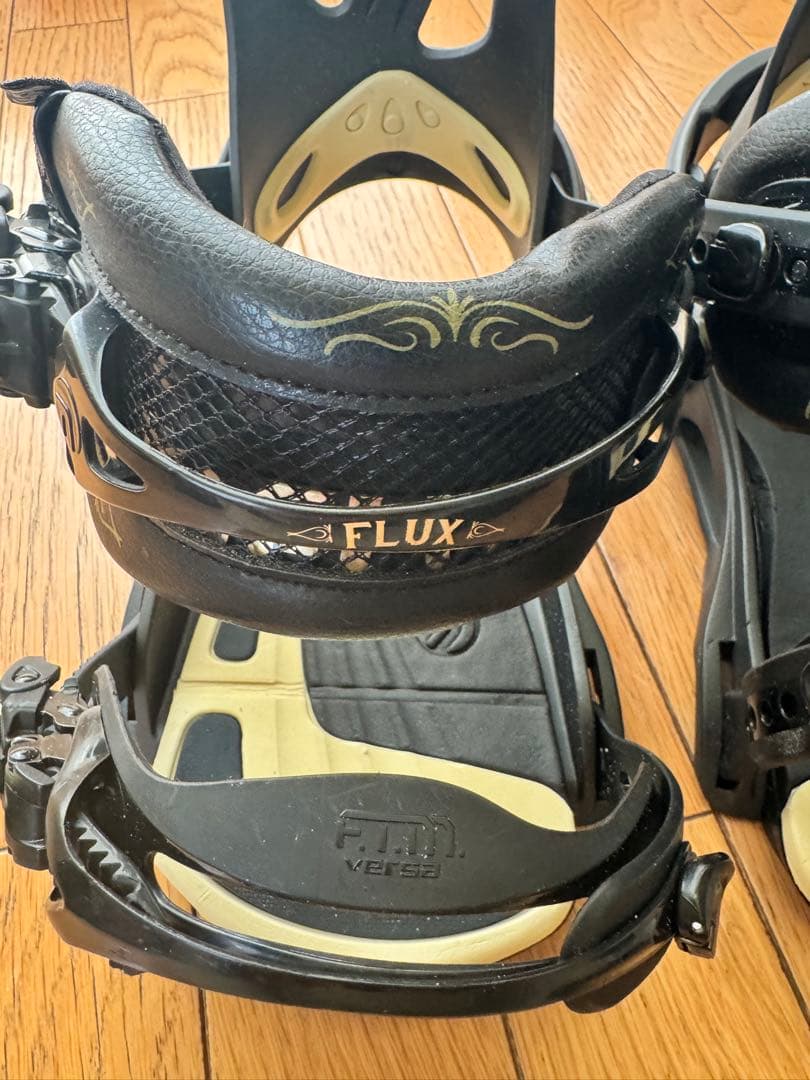FLUX DS スノーボードビンディング ブラック/アイボリー