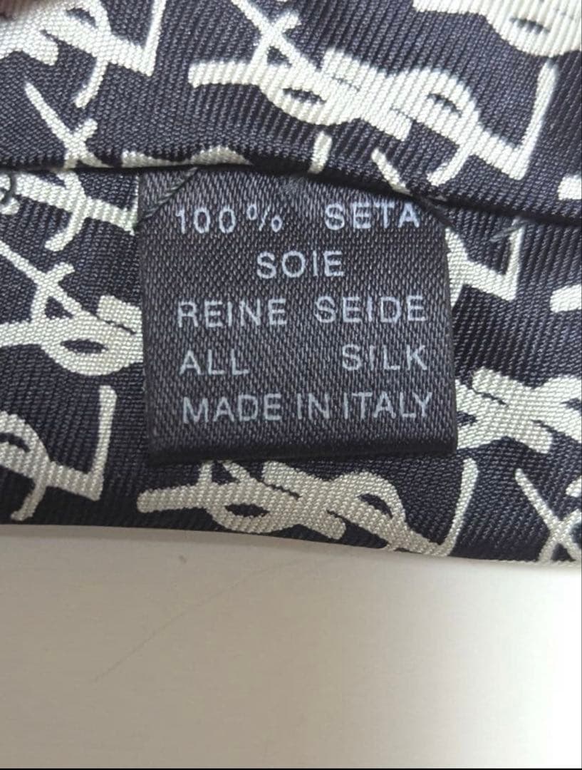 イヴ・サンローラン ★ネクタイ✨高級シルク ロゴ 黒✕シルバーグレー 大人の尖り