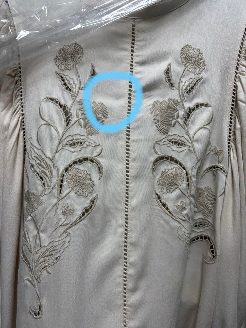 ameri vintageアメリヴィンテージ　刺繍入りベージュ長袖ブラウス