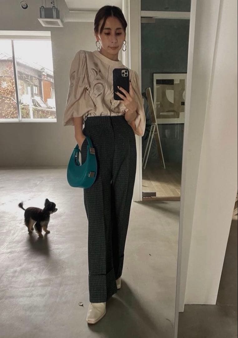 ameri vintageアメリヴィンテージ　刺繍入りベージュ長袖ブラウス