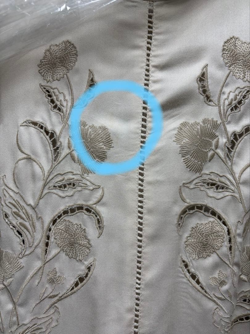 ameri vintageアメリヴィンテージ　刺繍入りベージュ長袖ブラウス