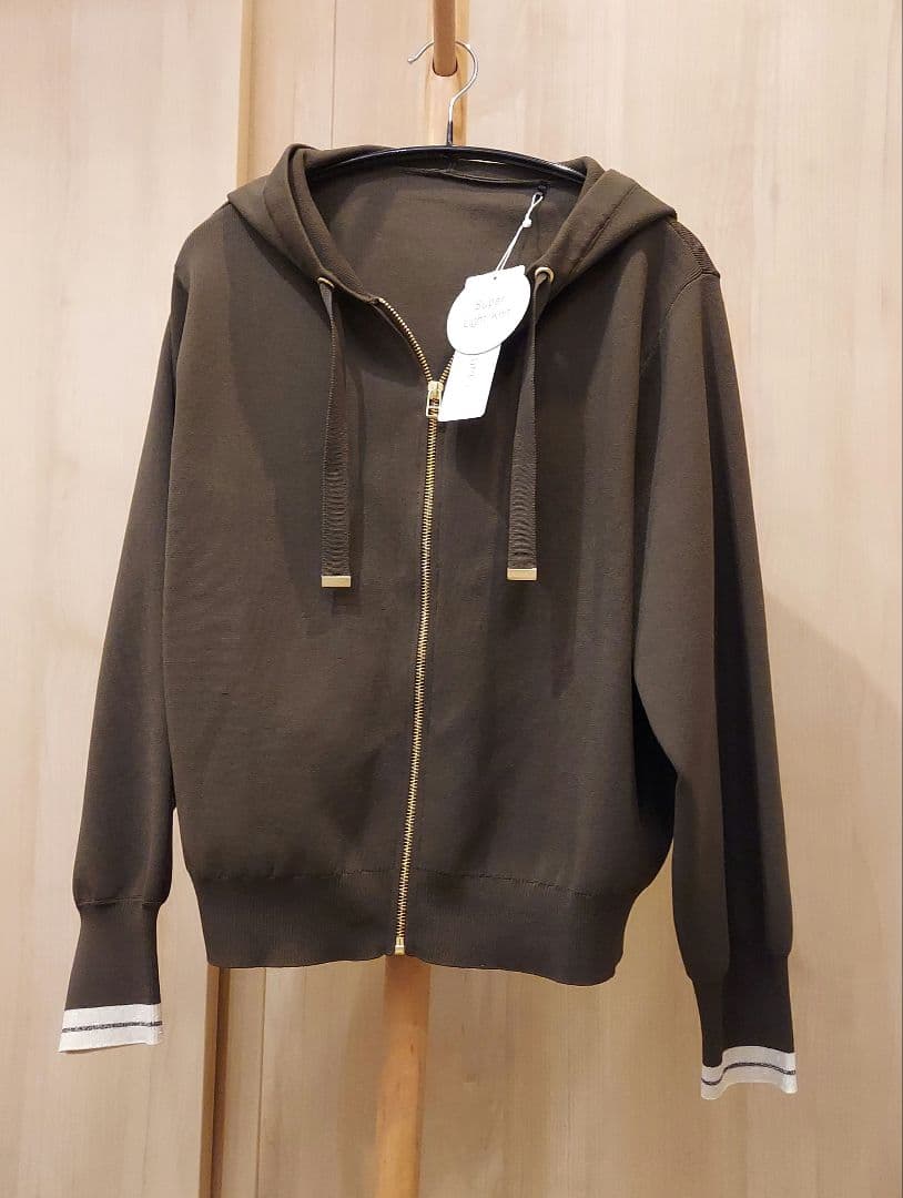 【新品・定価11000円】kuih クイ 超軽量ラメ配色ラインパーカー