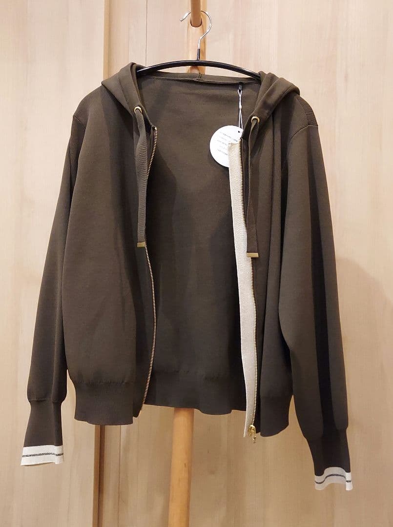 【新品・定価11000円】kuih クイ 超軽量ラメ配色ラインパーカー