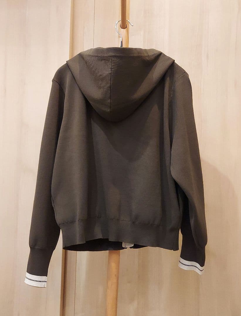 【新品・定価11000円】kuih クイ 超軽量ラメ配色ラインパーカー