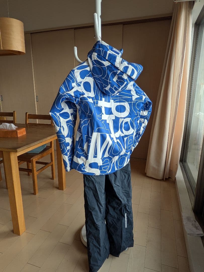 ゲレンデで見つけやすい！【DESCENTE】135→145子ども用スキーウェア