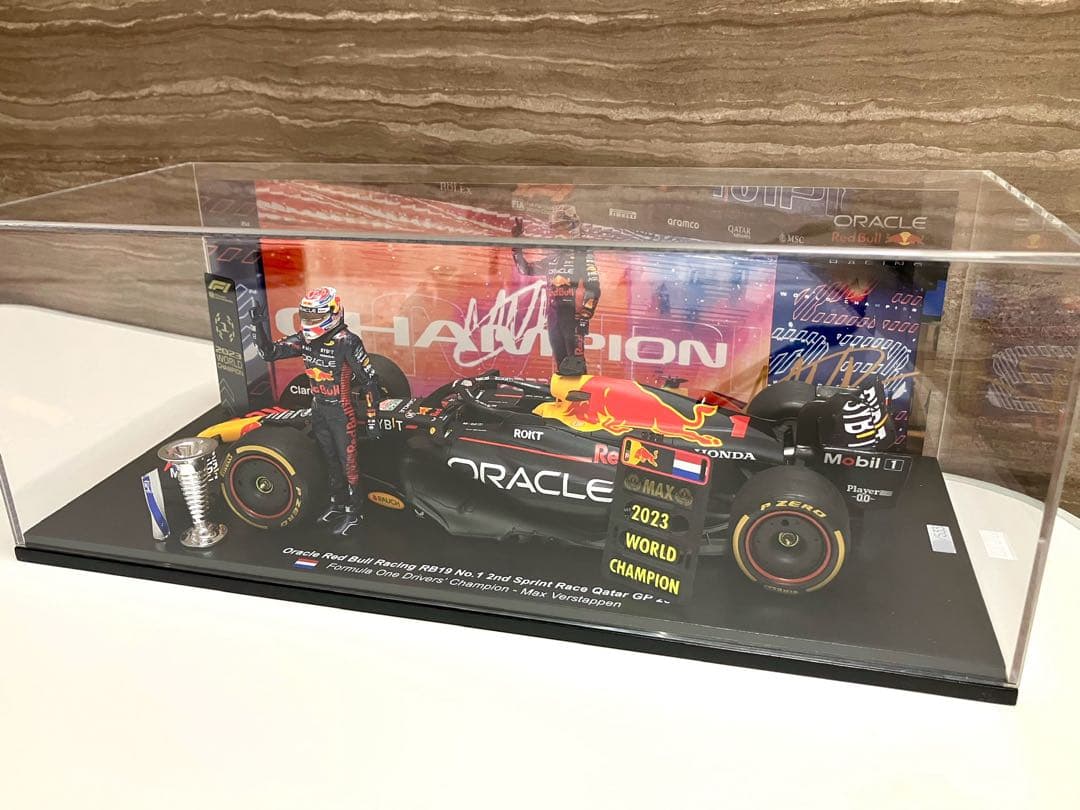 海外特注 1/18 レッドブルRB19 2023Wチャンピオン フェルスタッペン