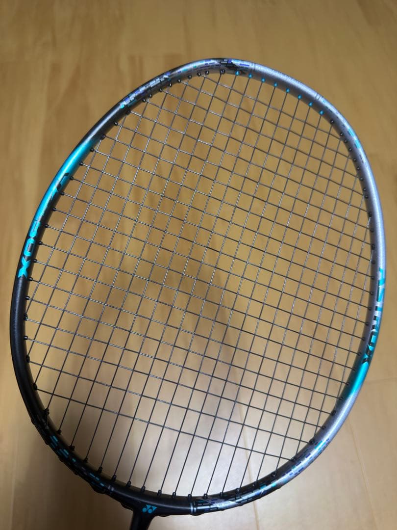 バドミントンラケット 青と銀のデザイン