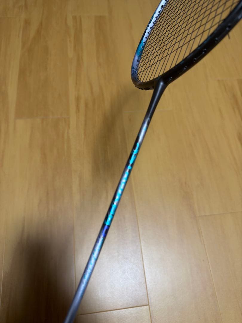 バドミントンラケット 青と銀のデザイン