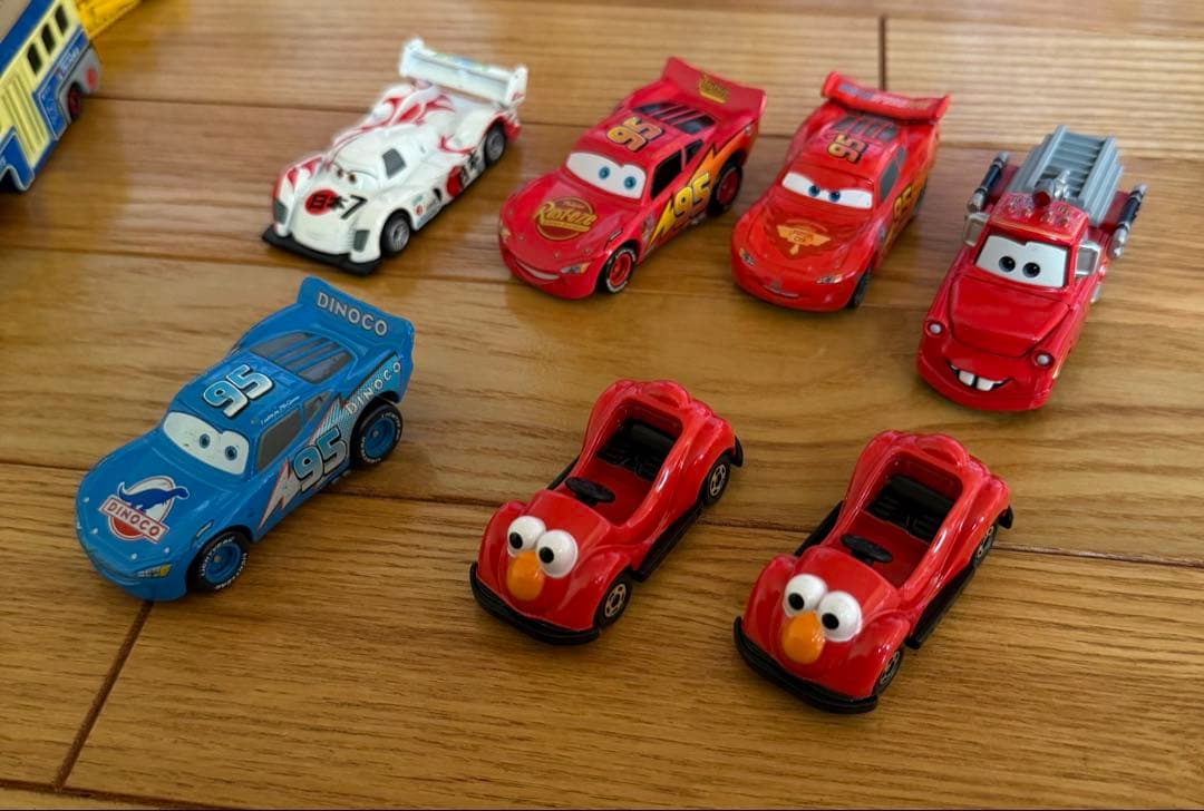 T*e様 トミカ　ディズニー　USJ カーズ　トーマス　トイストーリー　ツムツム