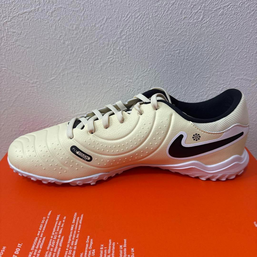 新品　NIKE レジェンド10アカデミーTF サッカー　トレシュー　白　26cm