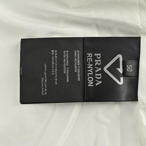 ホワイトフード付きジャケット